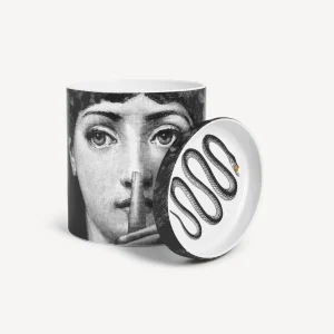 Fornasetti Candela Profumata Nel Mentre - Decoro Mascherina - Fragranza Frutto Proibito^ Candele Profumate