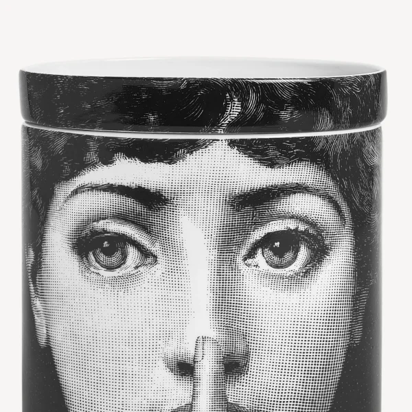 Fornasetti Candela Profumata Nel Mentre - Decoro Mascherina - Fragranza Frutto Proibito^ Candele Profumate