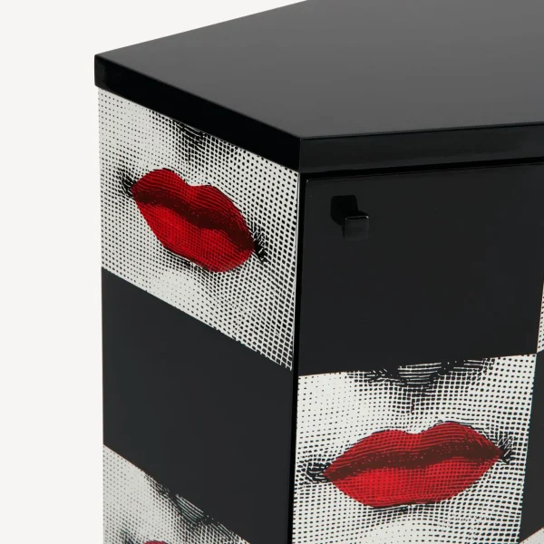 Fornasetti Comodino Poliedrico Kiss^ Armadietti